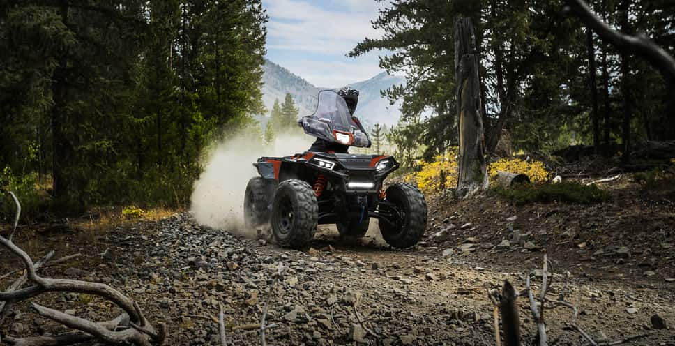 Polaris Sportsman fjórhjól á skógarstíg